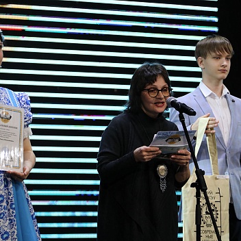 Вручают награду А. Ручьева, С.В. Забарова и Н. Савонов 9 марта 2025 года