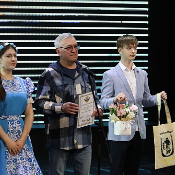 Вручают награды А. Ручьева, А. Рытхэу, Н. Савонов на закрытии XYII литературного конкурса имени Ю. С. Рытхэу 9 марта 2025 года